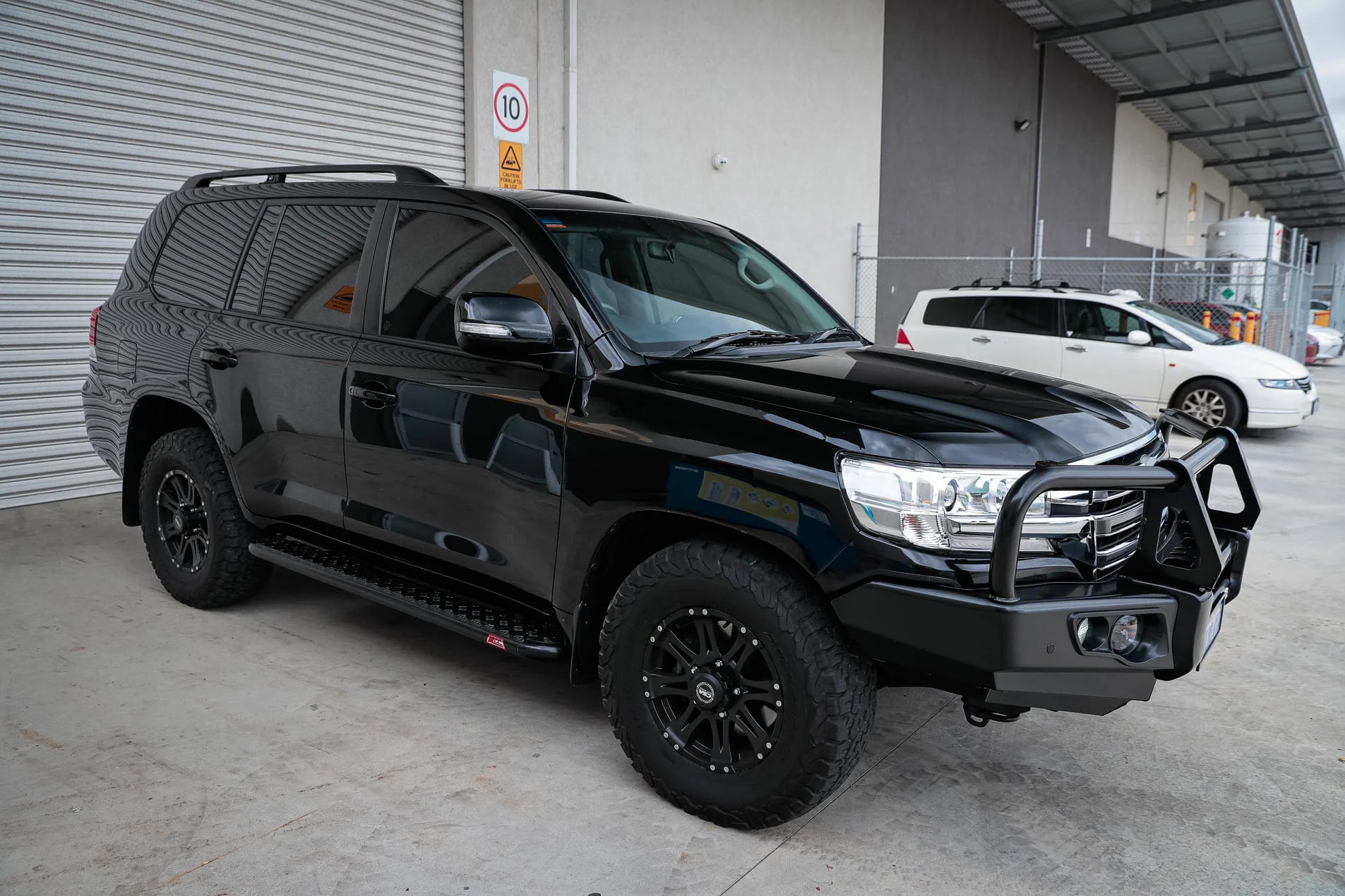 TOYOTA 200S 16-ON SIDE STEP (ALL BLACK)+FITTING KIT