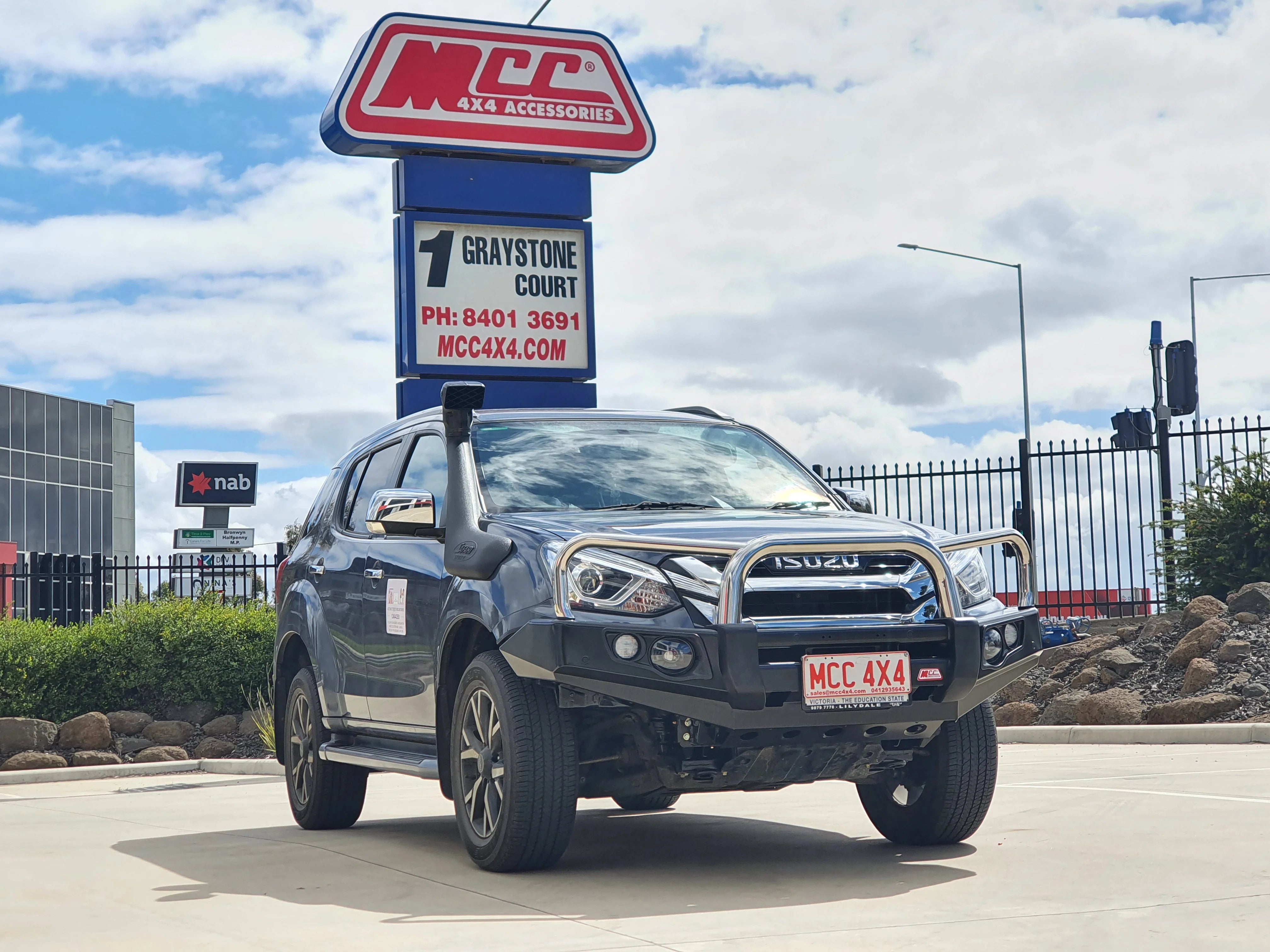 Dmax facelift 2017-2020 707-01 Falcon Bull Bar Triple Stainless Loop Package (LED Foglight) - SKU MCC-08005-701FOGUP